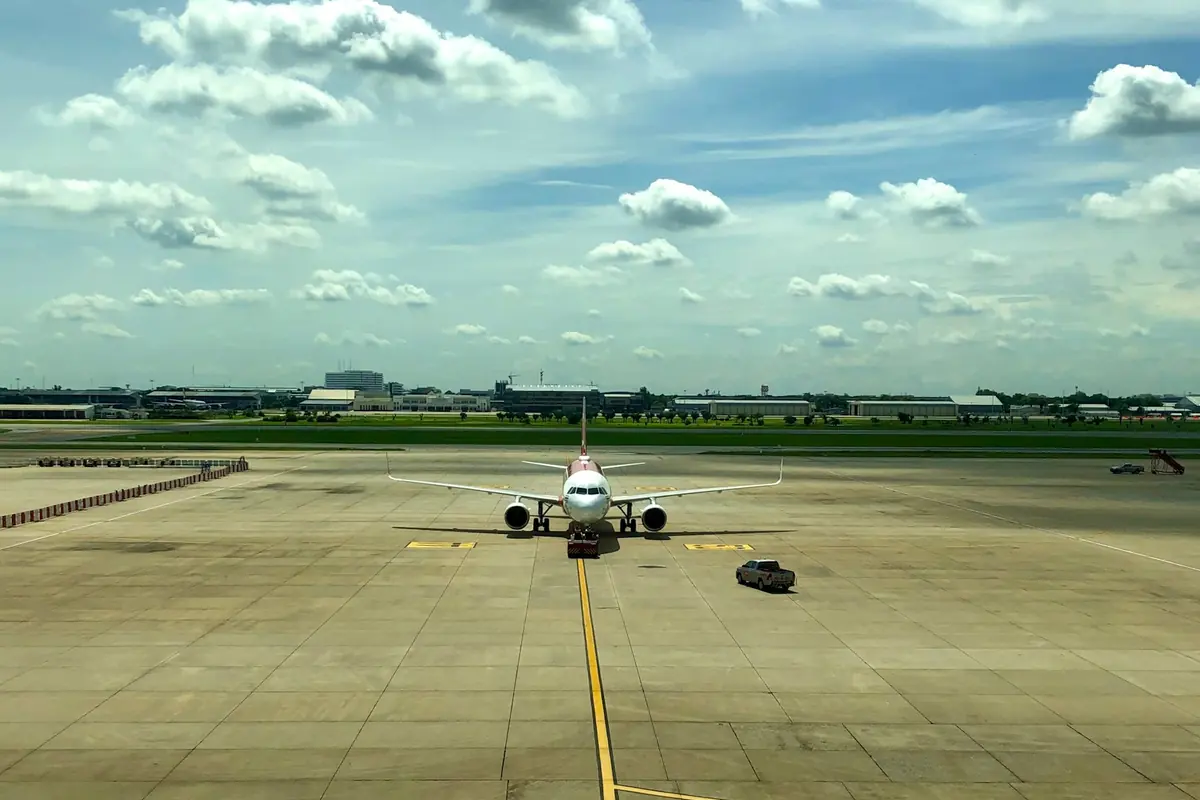 방콕 돈므앙공항 활주로에 서 있는 항공기