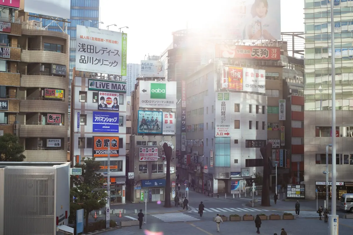 시나가와역 주변 아침 거리의 건물과 보행자