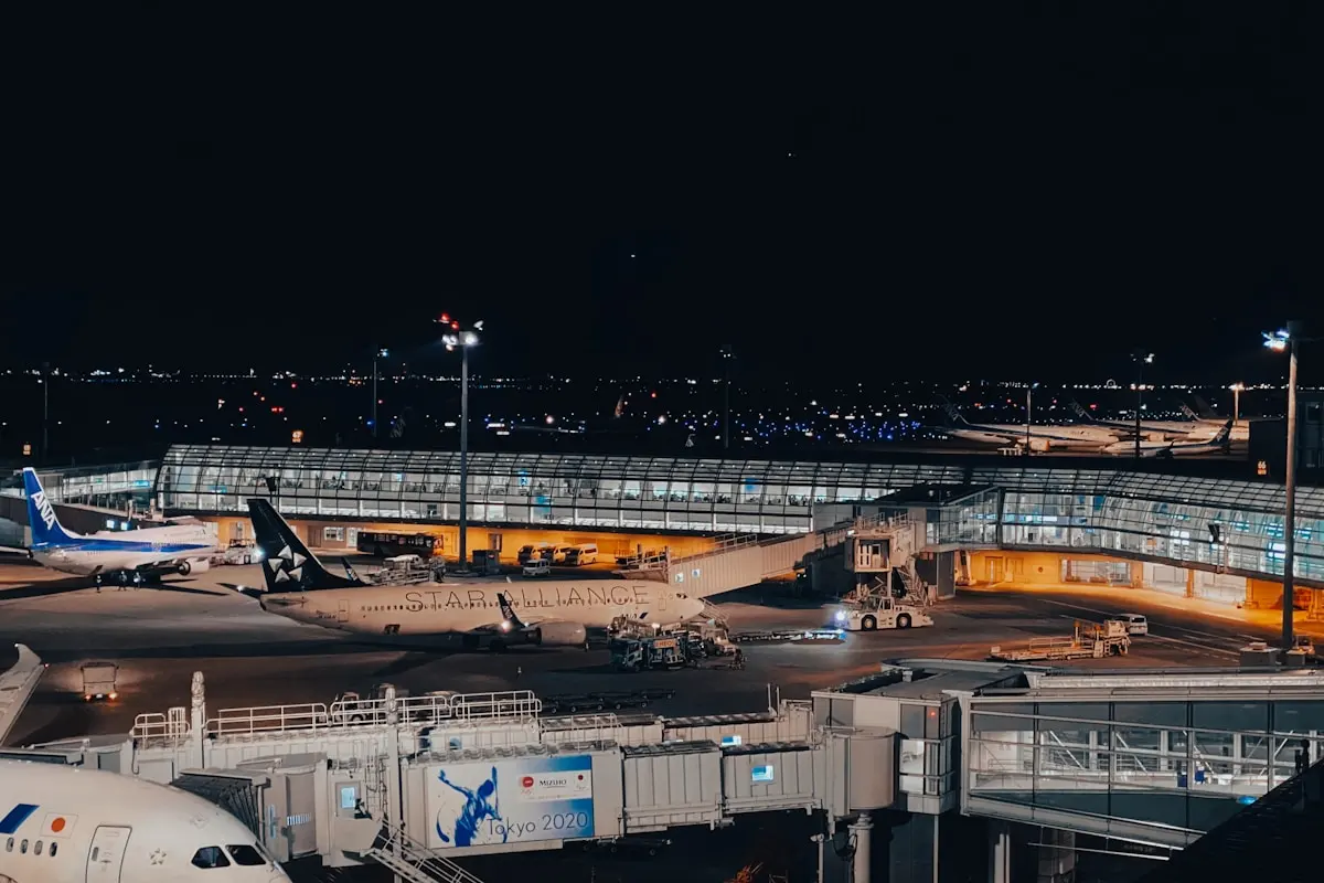 밤 하네다공항 계류장에 서 있는 항공기와 터미널 조명