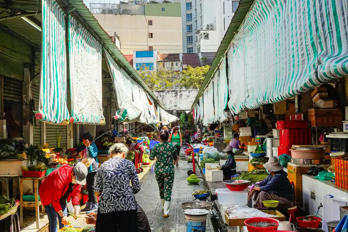 호찌민시 시장 안에서 물건을 고르는 사람들