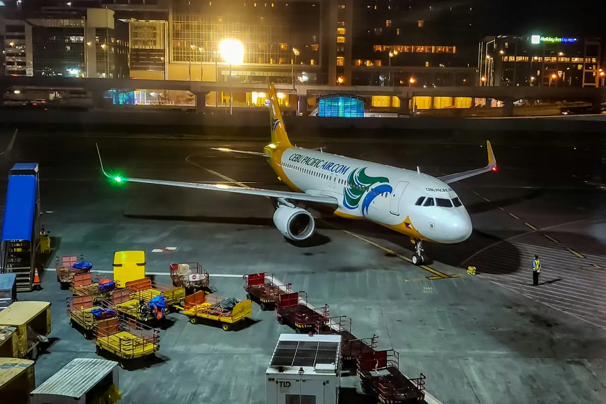 밤의 파사이 공항 주변 항공기와 터미널 불빛