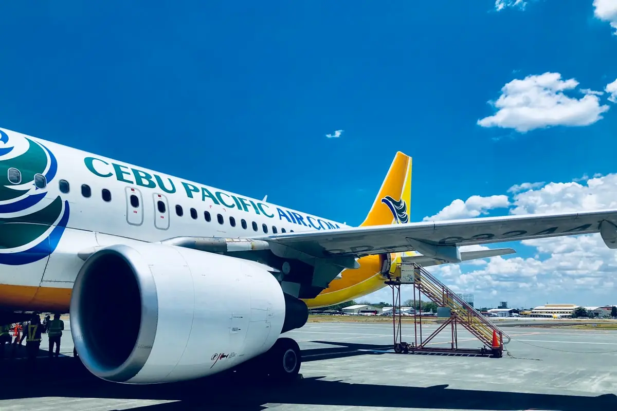 파사이 공항 접근로와 항공기 꼬리 부분