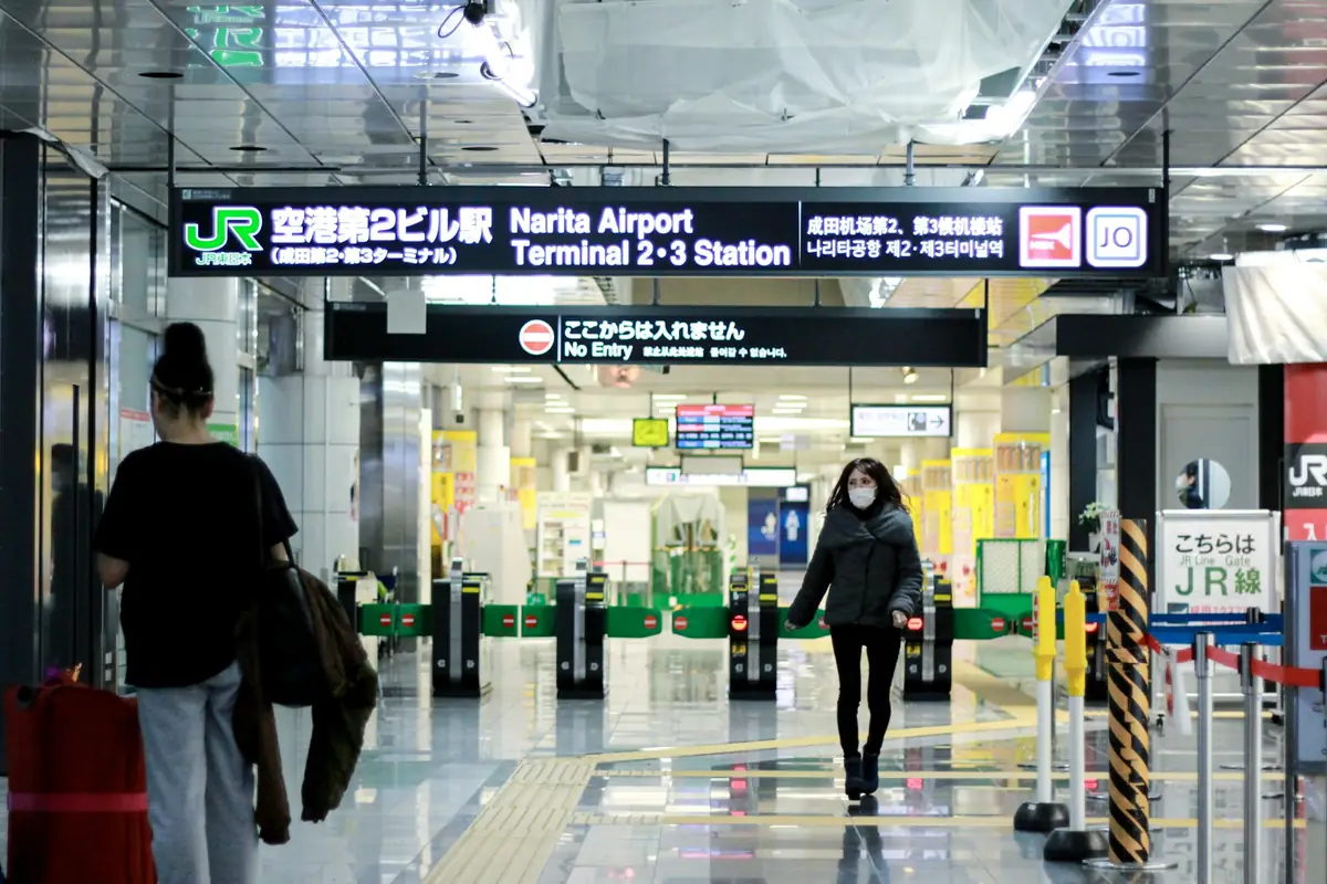 나리타공항 도착 뒤 여행자가 캐리어를 끌고 이동하는 장면
