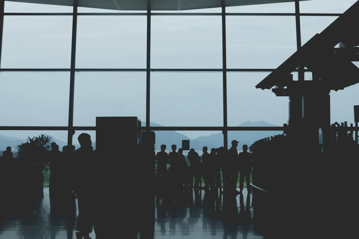 노이바이공항 창가 앞에 서 있는 여행자들