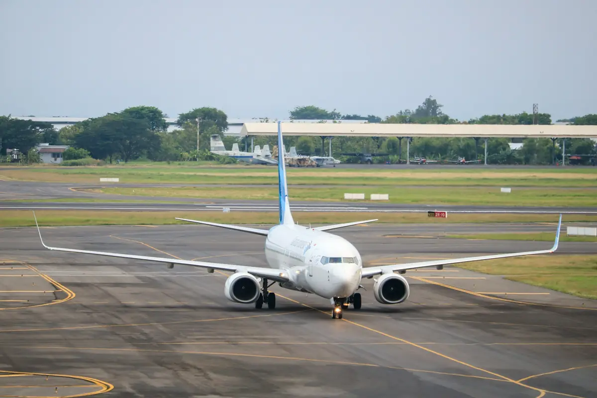 수라바야 공항 활주로의 여객기