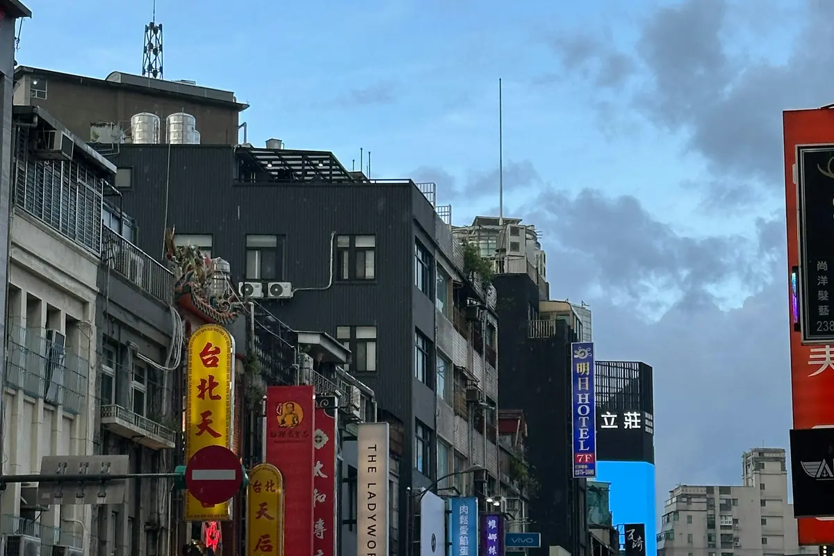 비 오는 시먼 거리의 높은 건물과 보행자
