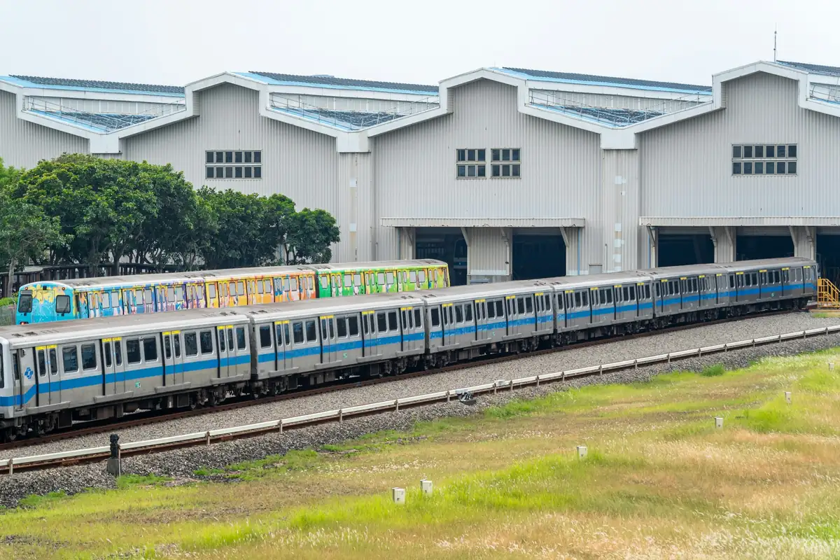 타이베이 MRT 지상역에 정차한 열차와 현대식 구조물