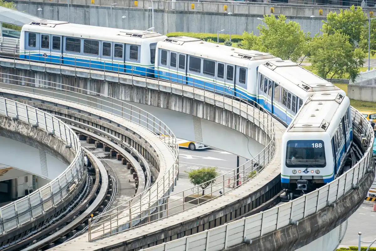타이베이 도심 고가 구간을 지나는 MRT 열차